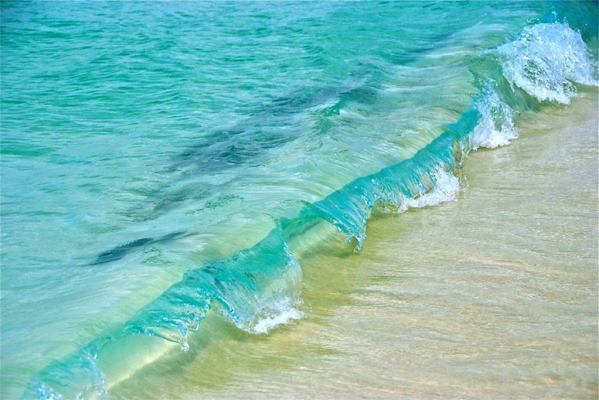 Strand mit blauem Wasser