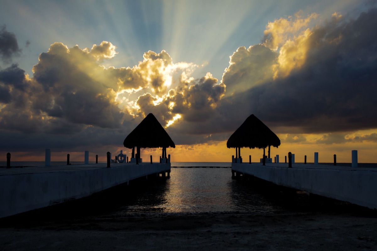Aube dorée sur la plage de Cancun