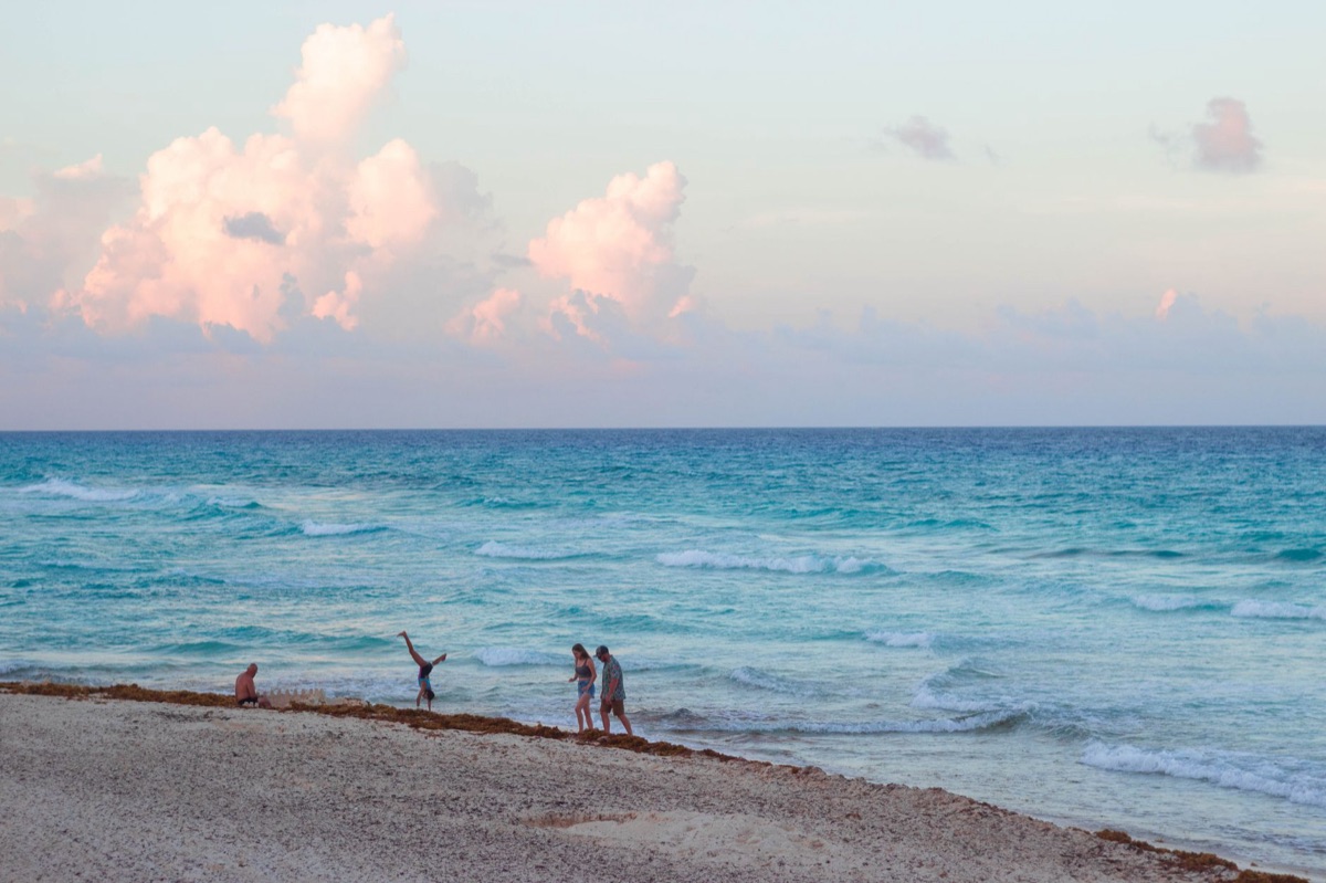 alba su un'ansa di mare a cancun