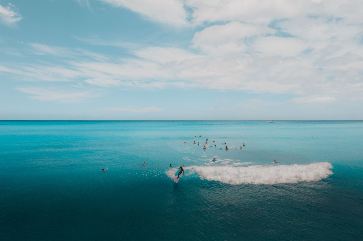 Cancun zee met surfers