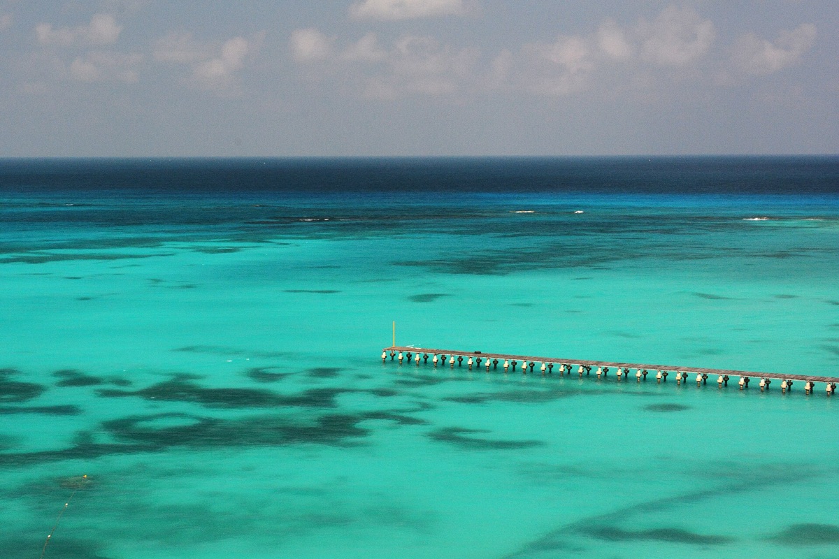 Areia de Cancun com água azul