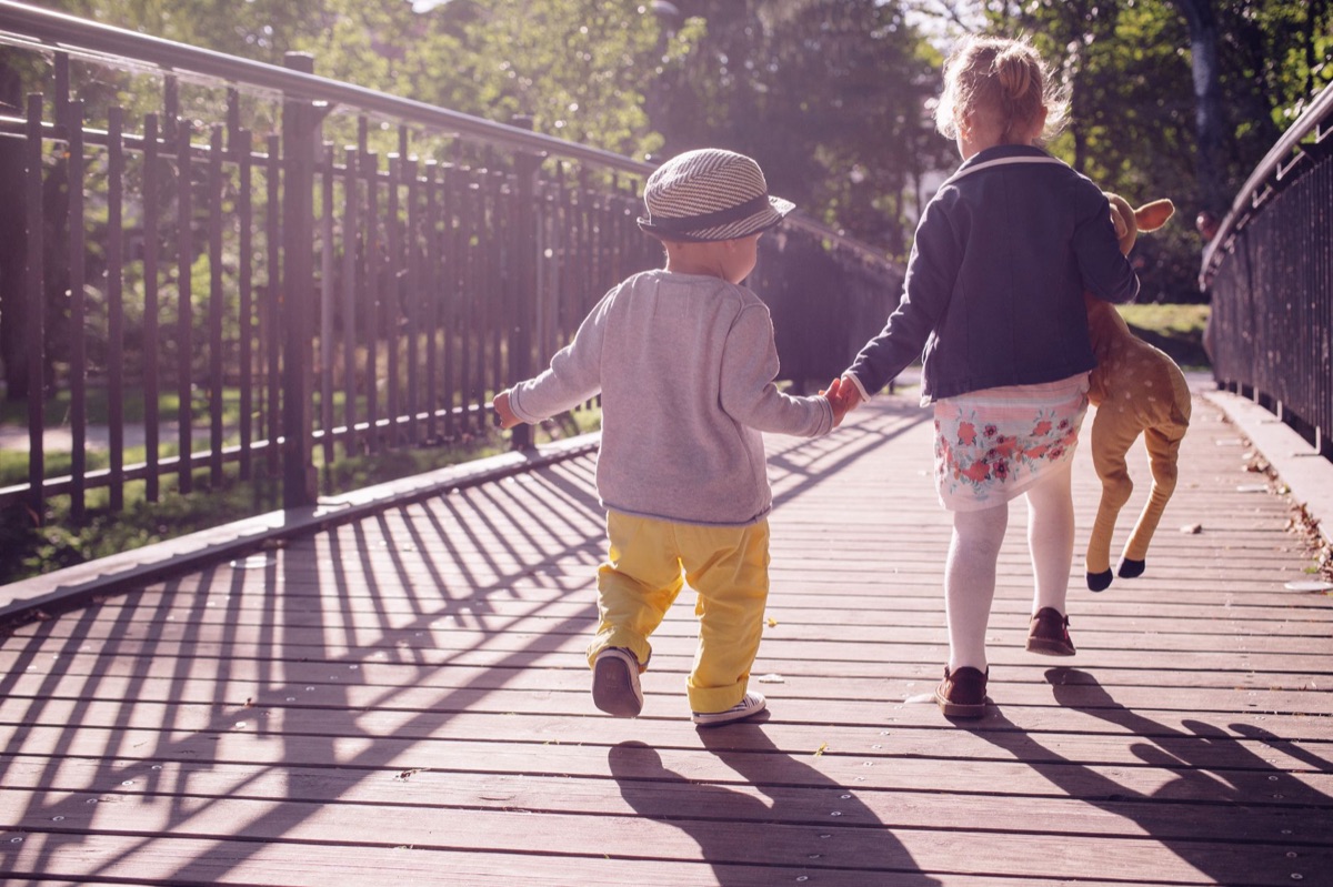 Familie wandert entlang des Cancun-Boardwalks