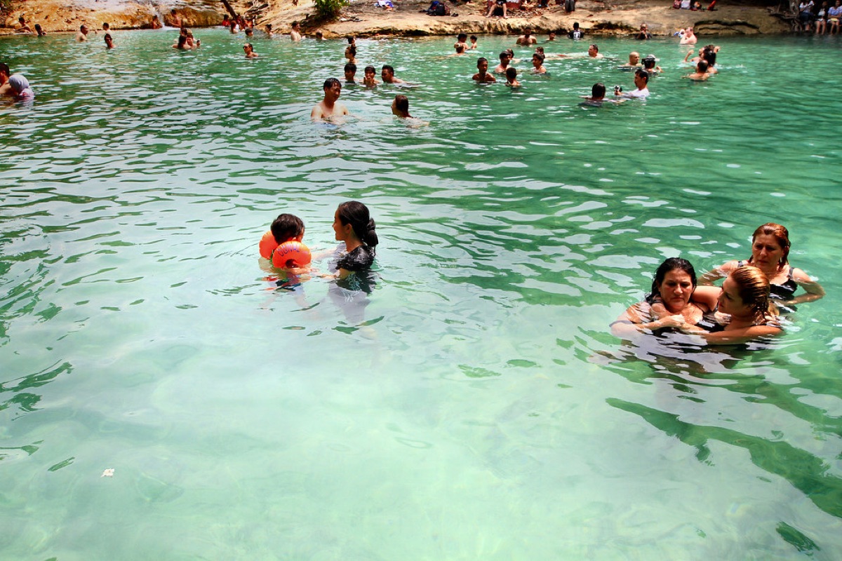Une famille snorkeling dans l'océan
