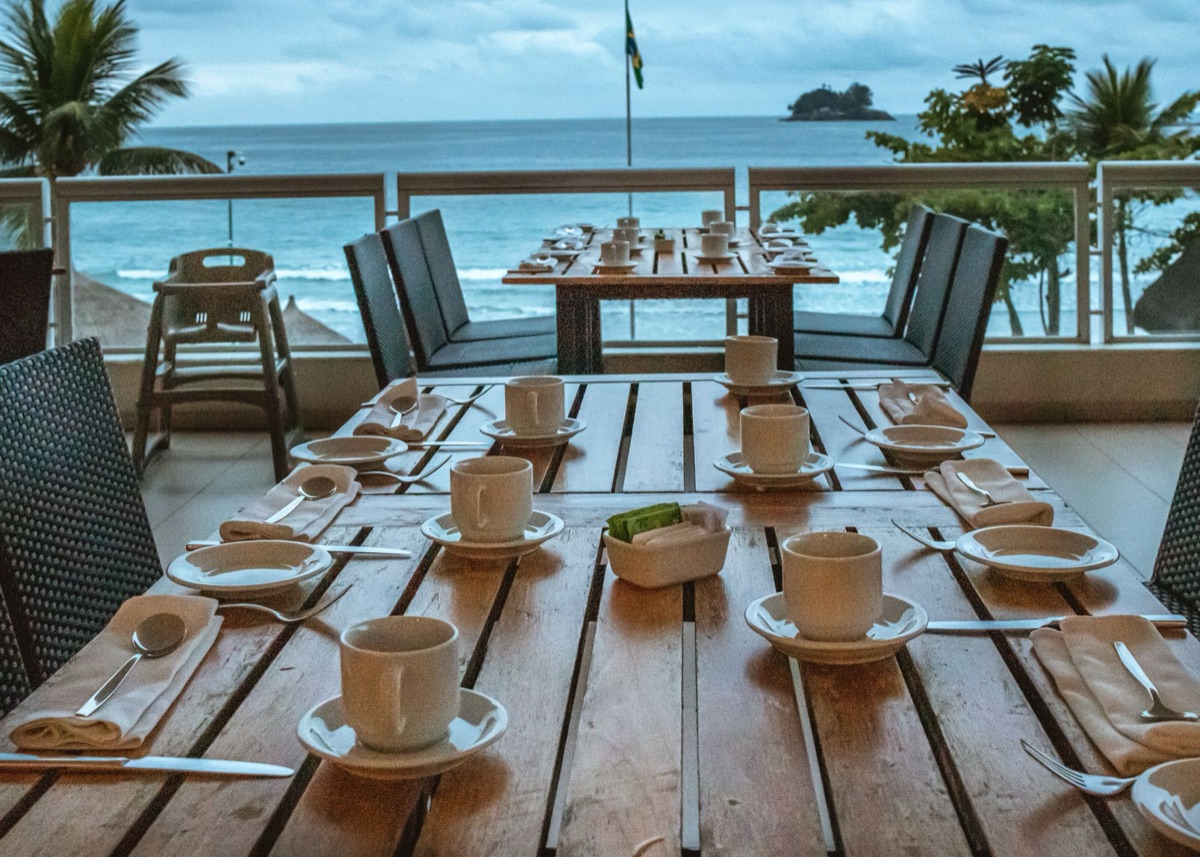 restaurante costero en Cancun con locales comiendo