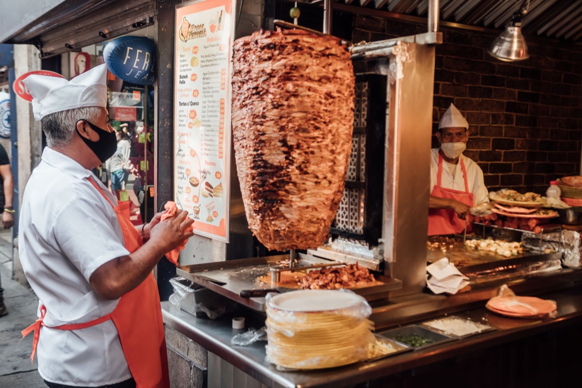 Cancun straatverkoper met tacos en vis
