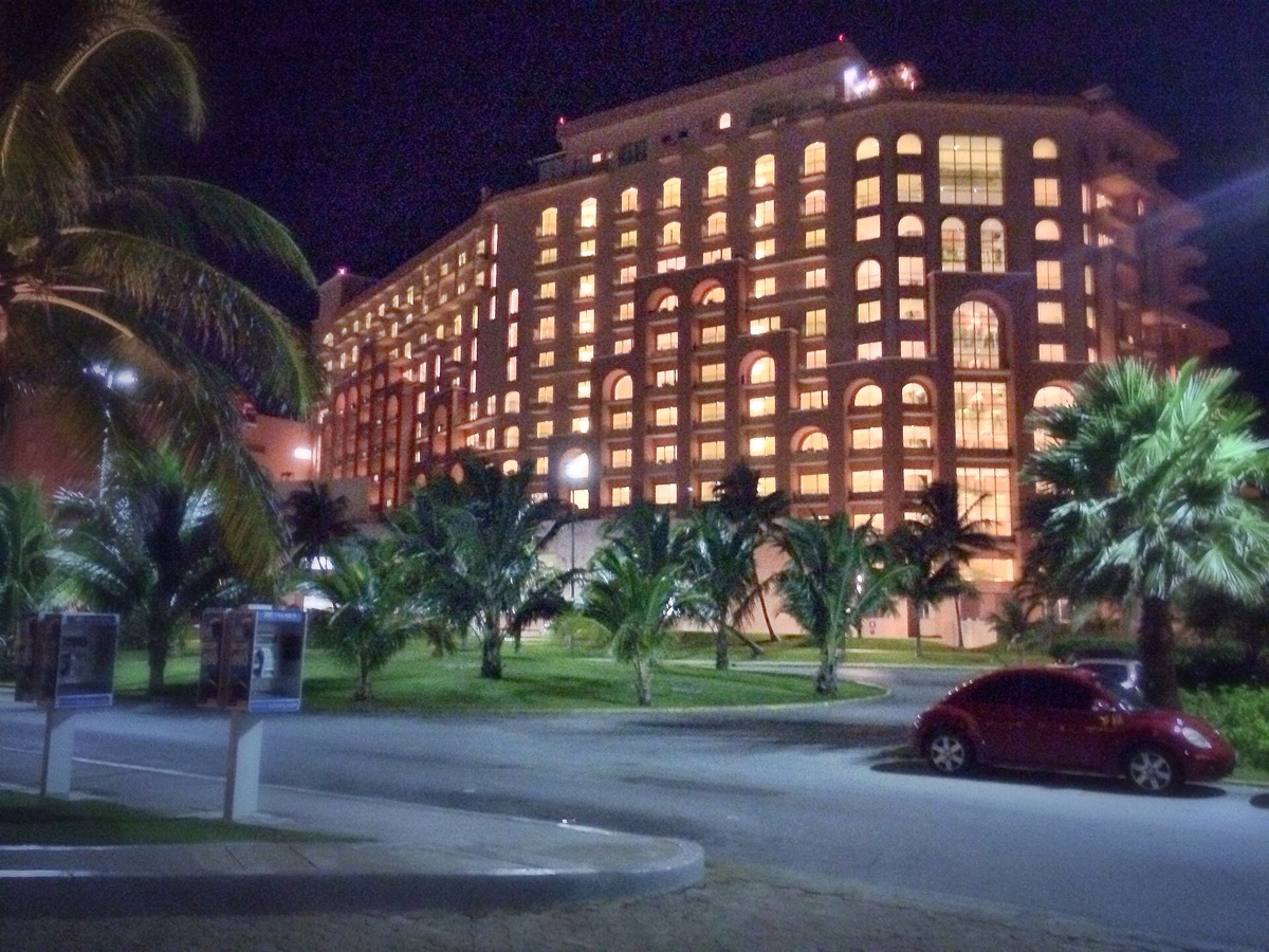 Nuit de Cancun : plage sous la lune