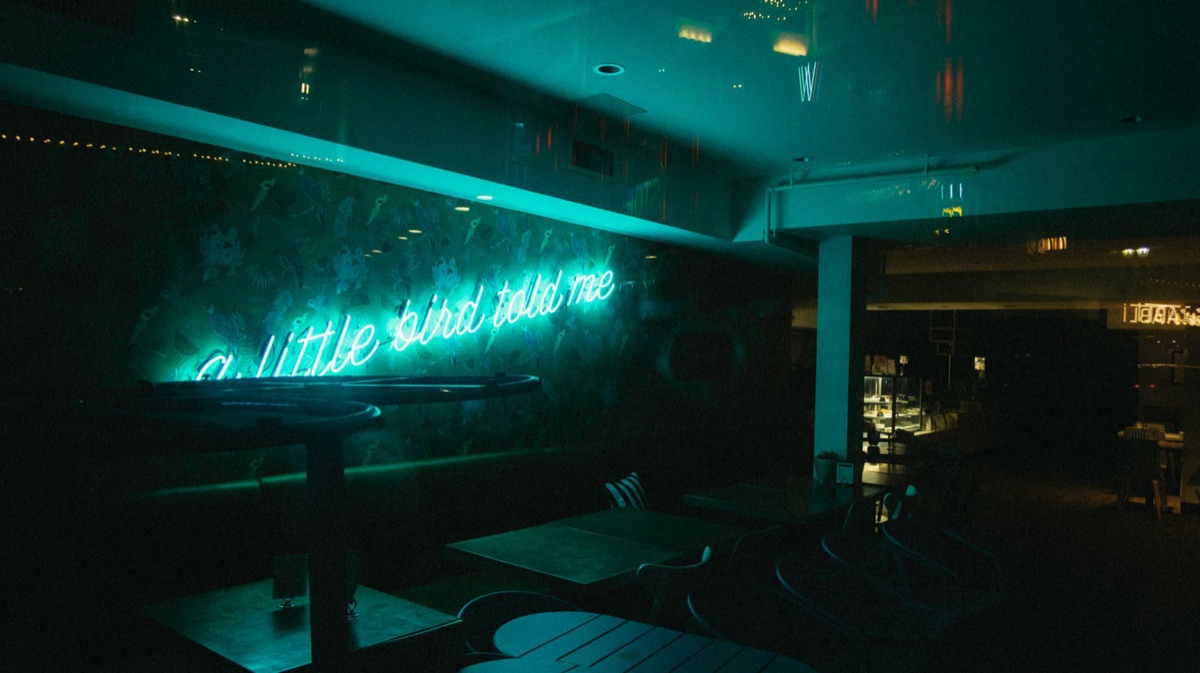 Segnale di bar a luce neon in spiaggia di Cancun