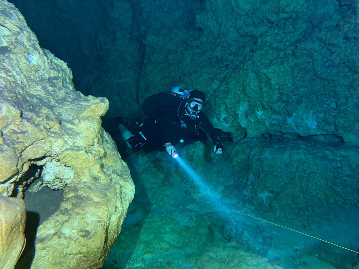 Taucher in Cenote, Wasser, Luftblase