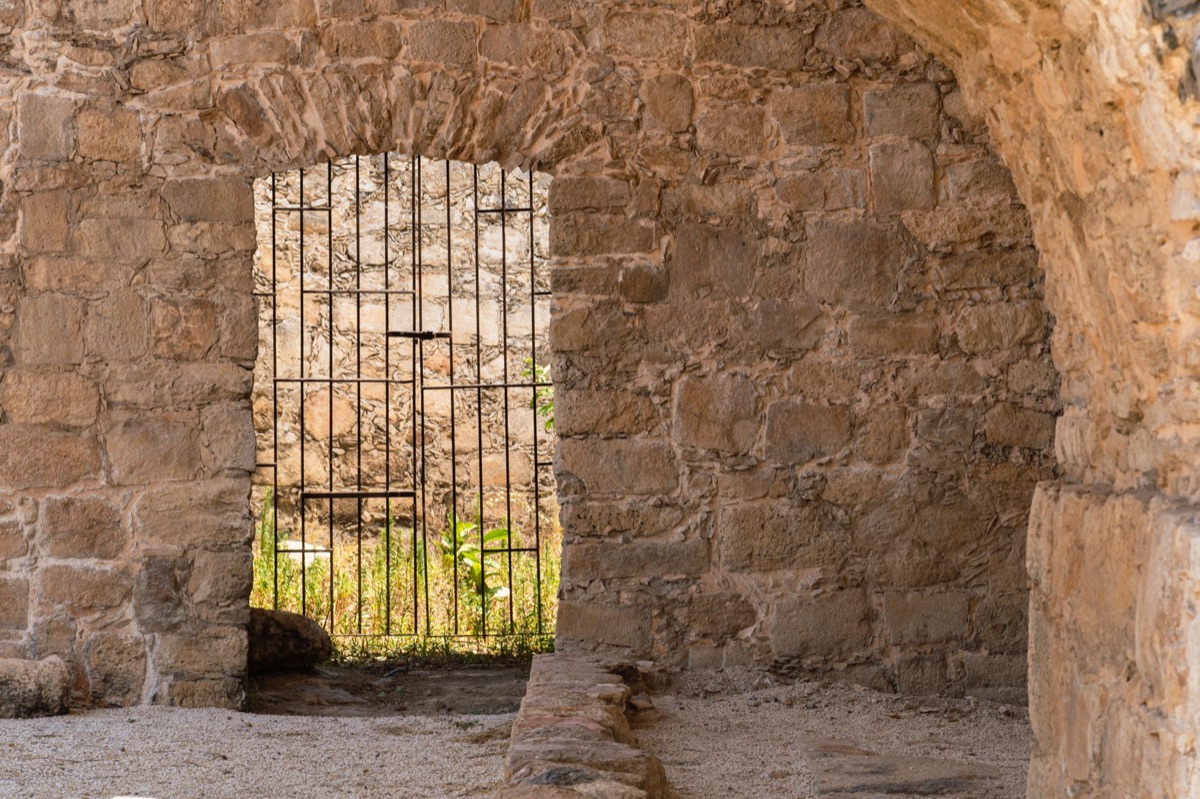 entrada de cenote com paredes de pedra natural