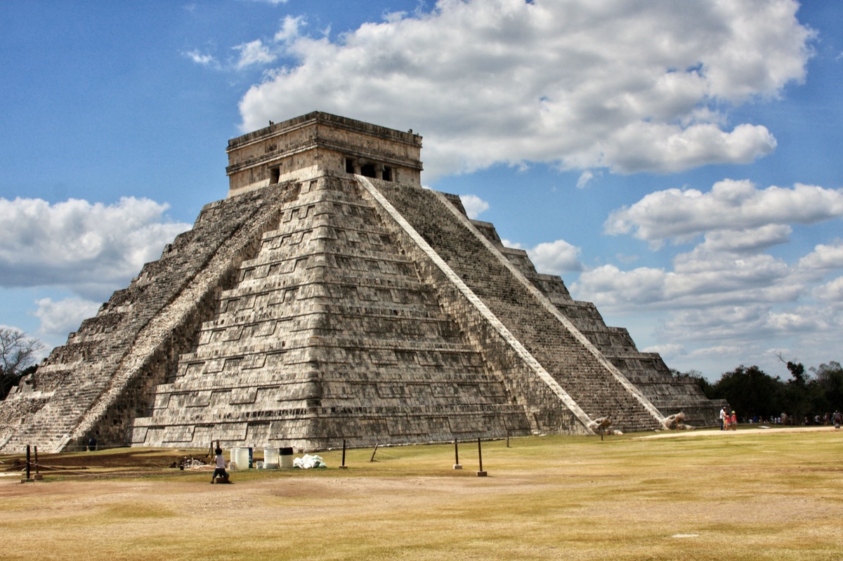 piedra monumental de chichen itza al atardecer
