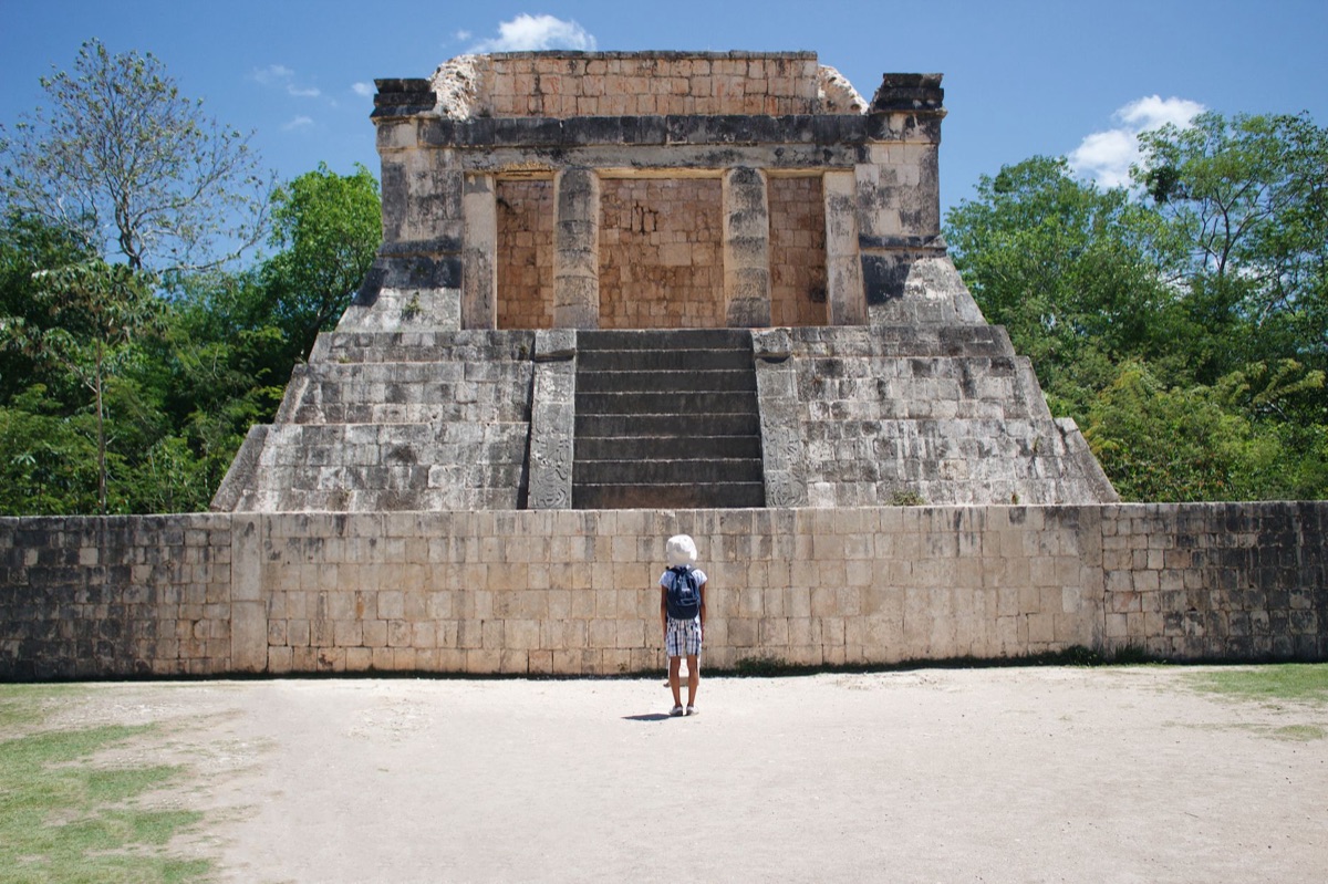 grupo de turistas visitando chichen itza