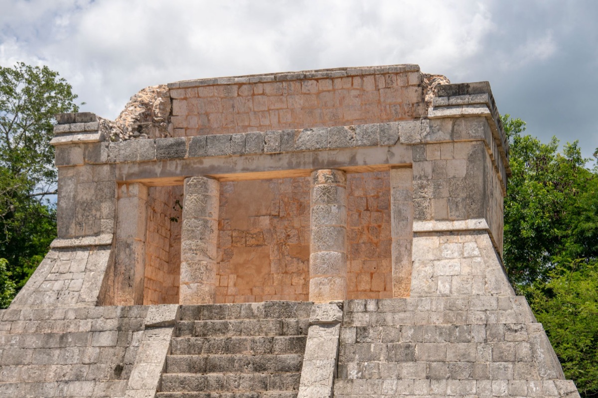 Cenotes e templos de Chichen Itza, com água cristalina e estruturas antigas.
