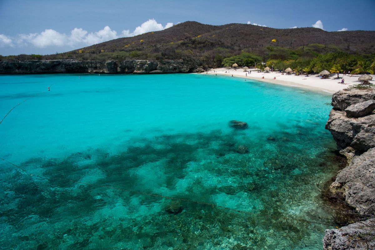 lagoa azul e areia branca em praia tropical
