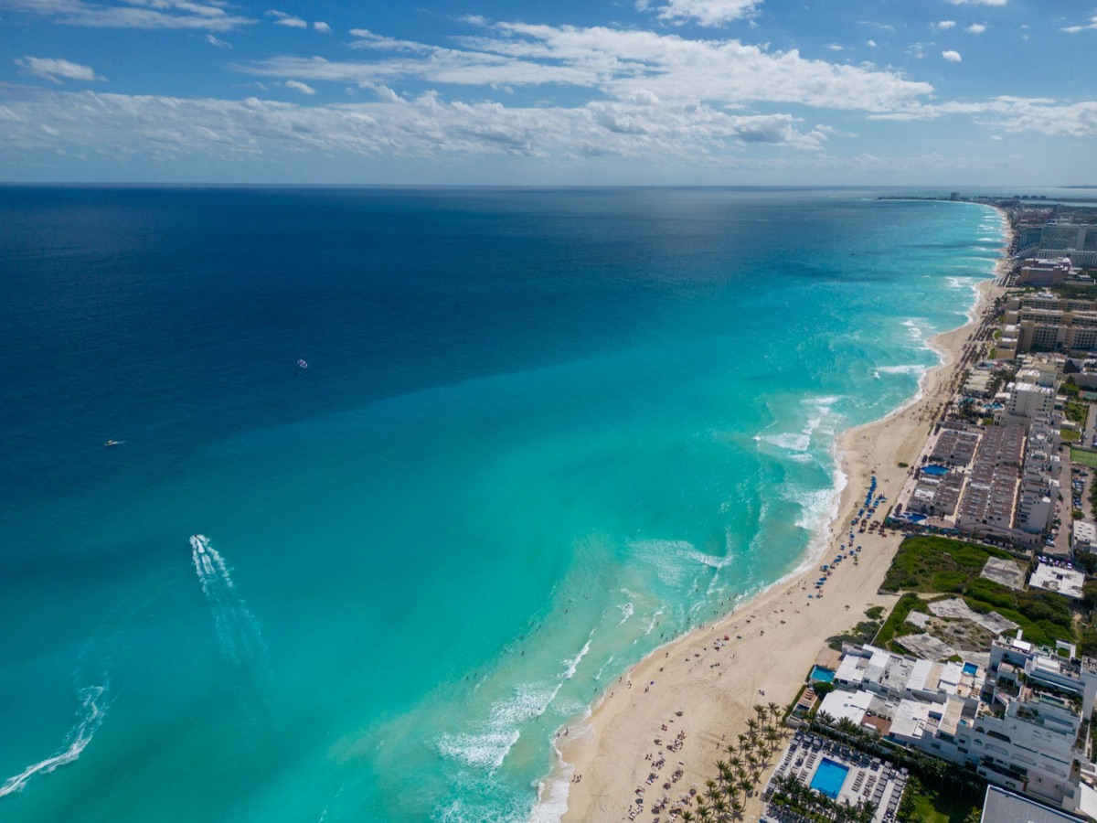 Pulizia alghe Sargassum a Cancun