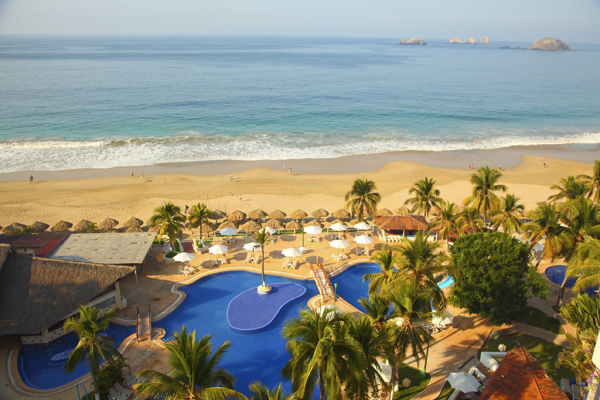 Cancun-Strand mit Sand und Sonnenschirm