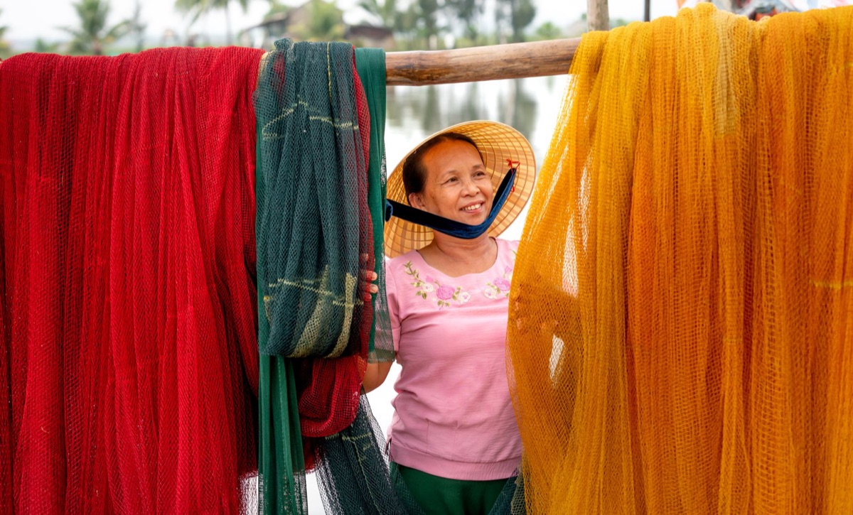 Local fisherwoman selecting seaweeds in Cancun