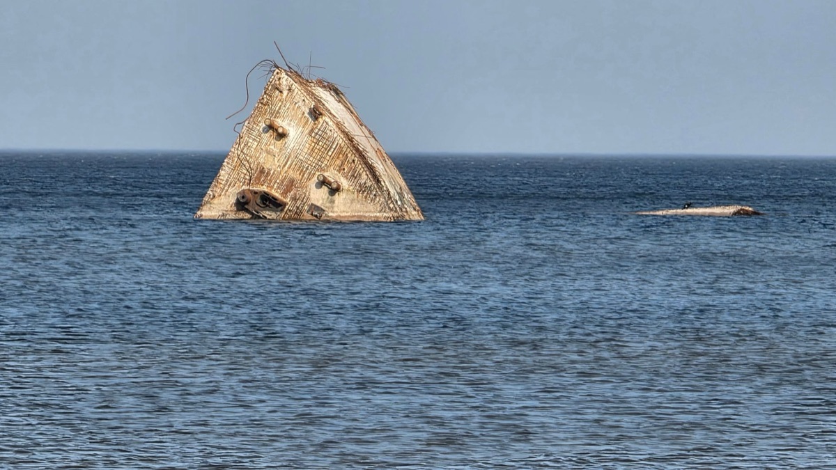 Ruines sous-marines avec coraux