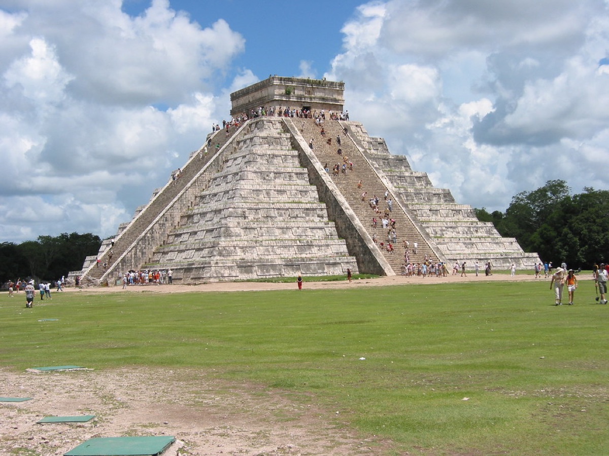 Chichen Itza temple with tourists