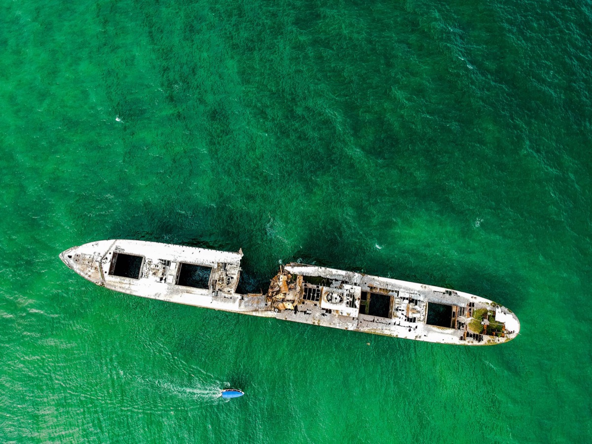 ruínas submersas em meio ao mar