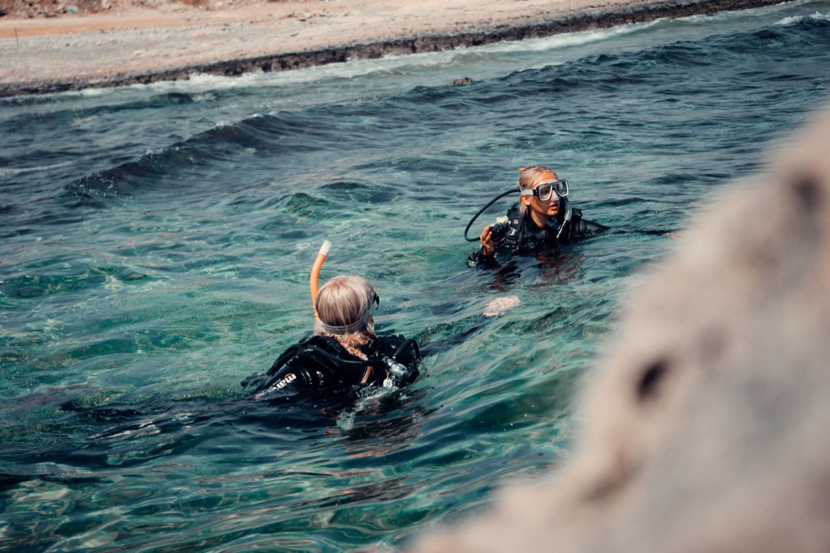 equipamento para snorkel no areia