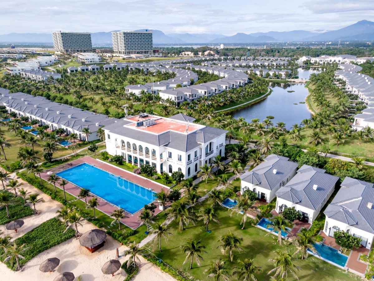 Vue d'une villa de plage avec piscine privée