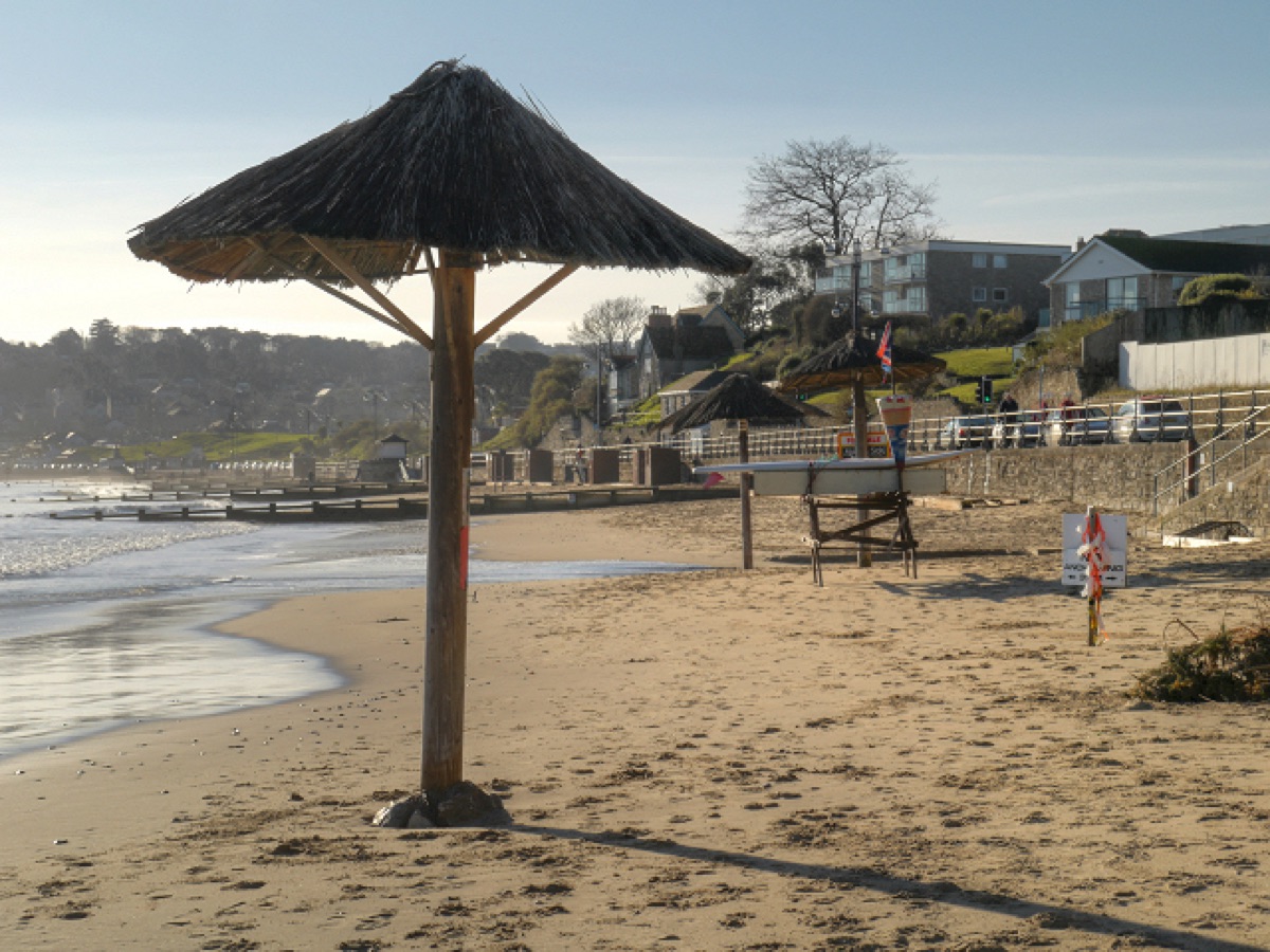 sombrinha na areia