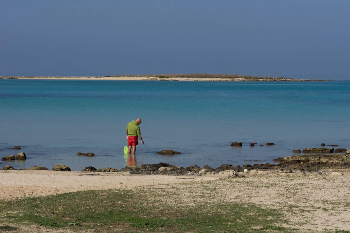 praia de saragasso com pessoas locais