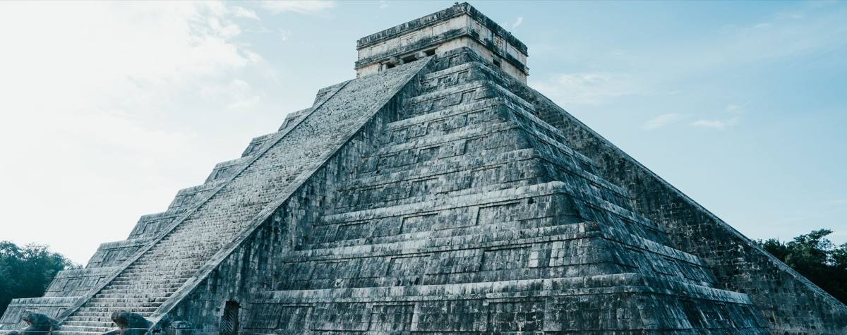 Templo maya, escalera de piedra, ruinas antiguas