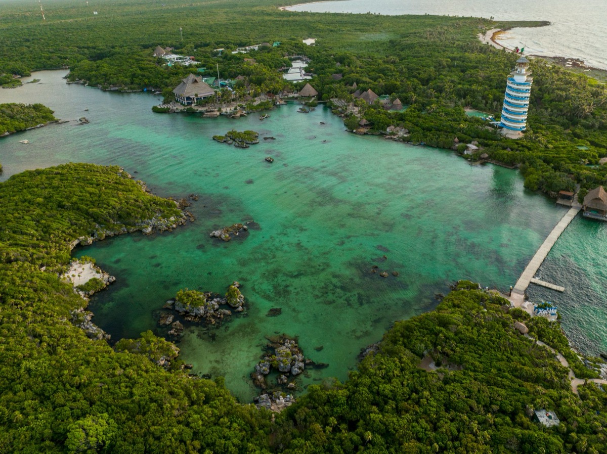 Cenote, agua turquesa, ruinas maya