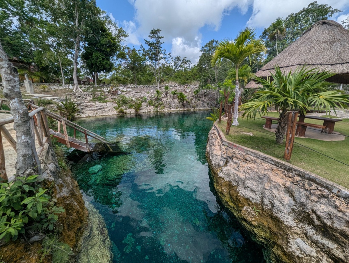 Cenote avec eau turquoise