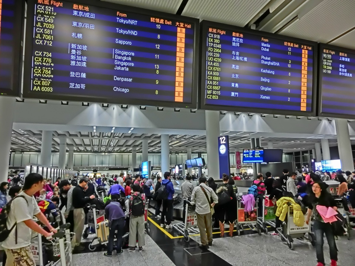 坎昆國際機場旅客候機大廳與行李推車