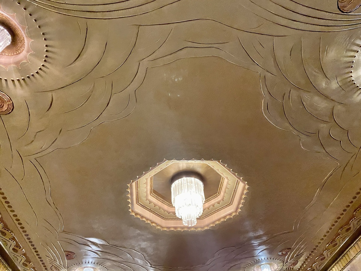 Hotellobby mit historischen Schildern in Cancun