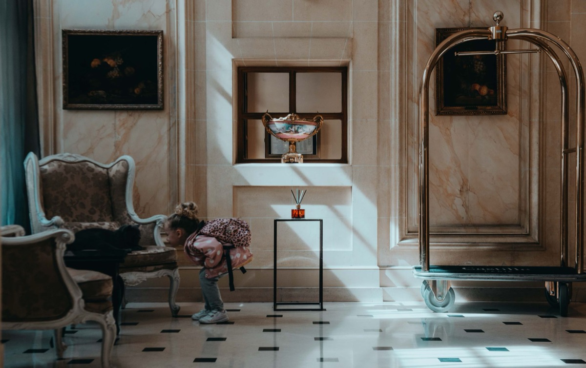 Sala de hotel con cartel vintage