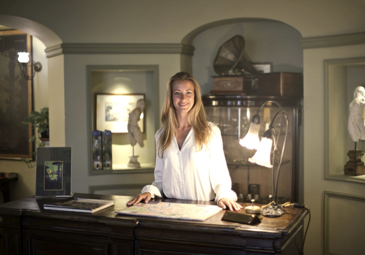 Salle d'accueil avec bureau de réception et panneau d'accueil