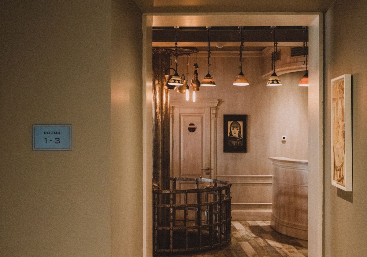 lobby com sinal vintage