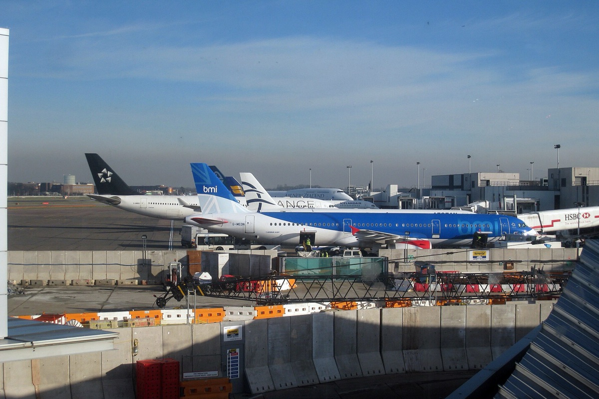 aviao no terminal de aeroporto