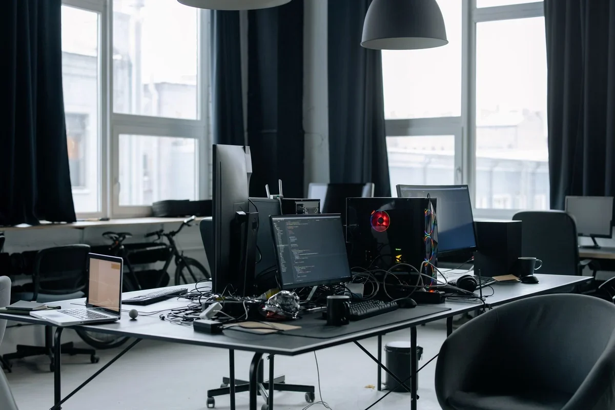 Dual monitor setup met mechanisch toetsenbord en muis op bureau